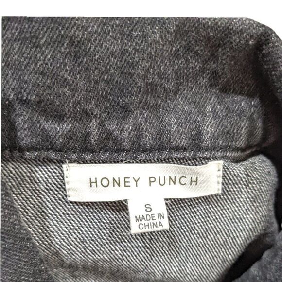 Honey Punch Women's Charcoal Star Patterned Denim Jacket Raw Hem Size S - Picture 5 of 6